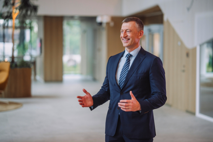 Fotol seisab Swedbanki kõneisik Raul Kirsimäe