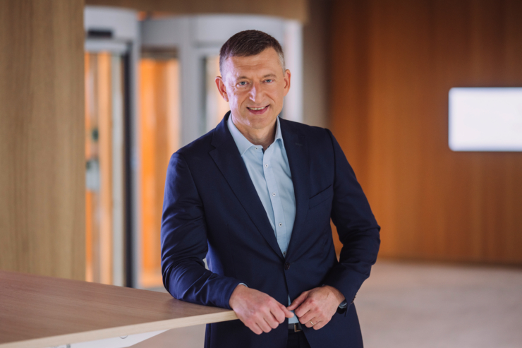 Fotol seisab Swedbanki kõneisik Raul Kirsimäe