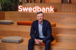 Fotol seisab Swedbanki kõneisik Raul Kirsimäe