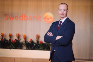 Fotol seisab Swedbanki kõneisik Raul Vahtra