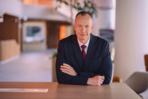 Fotol seisab Swedbanki kõneisik Raul Vahtra