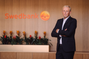 Fotol seisab Swedbanki kõneisik Raulis Üksvärav