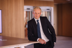 Fotol seisab Swedbanki kõneisik Raulis Üksvärav