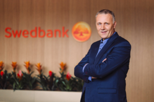 Fotol seisab Swedbanki kõneisik Tarmo Tanilas