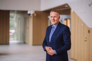 Fotol seisab Swedbanki kõneisik Tarmo Tanilas