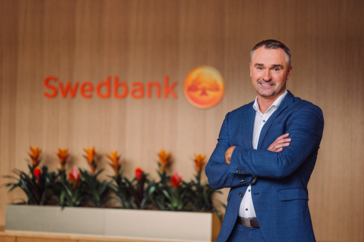 Fotol seisab Swedbanki kõneisik Tarmo Ulla