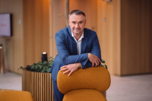 Fotol seisab Swedbanki kõneisik Tarmo Ulla