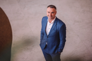 Fotol seisab Swedbanki kõneisik Tarmo Ulla