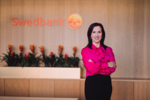 Fotol seisab Swedbanki kõneisik Tiina Muiste