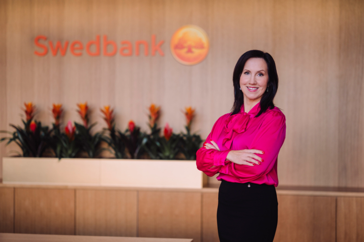Fotol seisab Swedbanki kõneisik Tiina Muiste