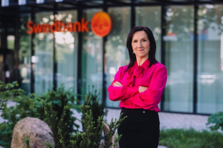 Fotol seisab Swedbanki kõneisik Tiina Muiste