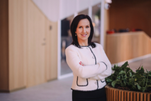 Fotol seisab Swedbanki kõneisik Tiina Muiste