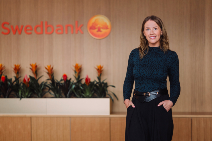 Fotol seisab Swedbanki kõneisik Tiina Pakk