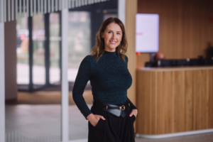 Fotol seisab Swedbanki kõneisik Tiina Pakk