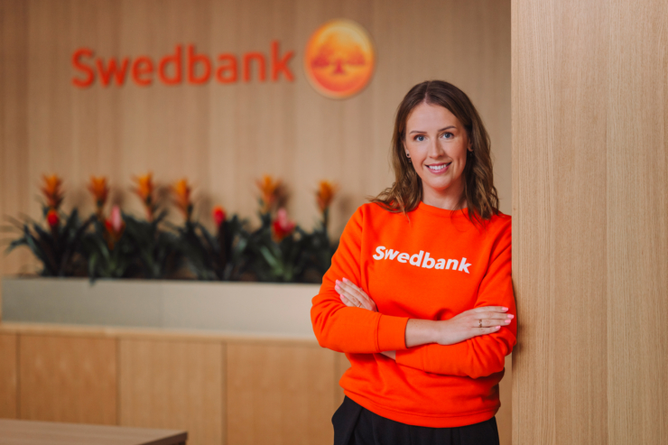 Fotol seisab Swedbanki kõneisik Tiina Pakk