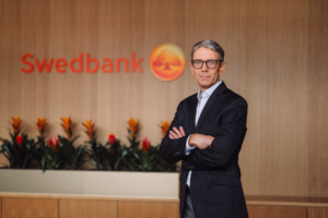 Fotol seisab Swedbanki kõneisik Tõnu Mertsina