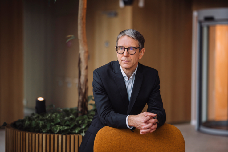 Fotol seisab Swedbanki kõneisik Tõnu Mertsina