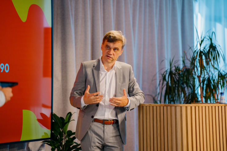 Swedbanki krediidiriski kontrolli osakonna juht Urmas Simson kaubandusseminaril esinemas