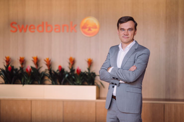 Fotol seisab Swedbanki kõneisik Urmas Simson