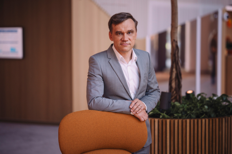 Fotol seisab Swedbanki kõneisik Urmas Simson