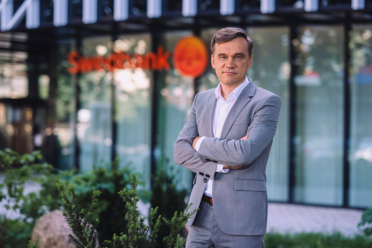 Fotol seisab Swedbanki kõneisik Urmas Simson