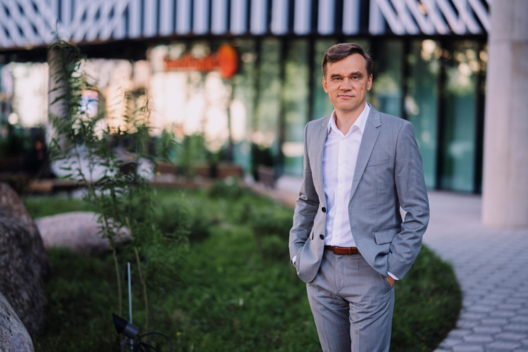 Fotol seisab Swedbanki kõneisik Urmas Simson