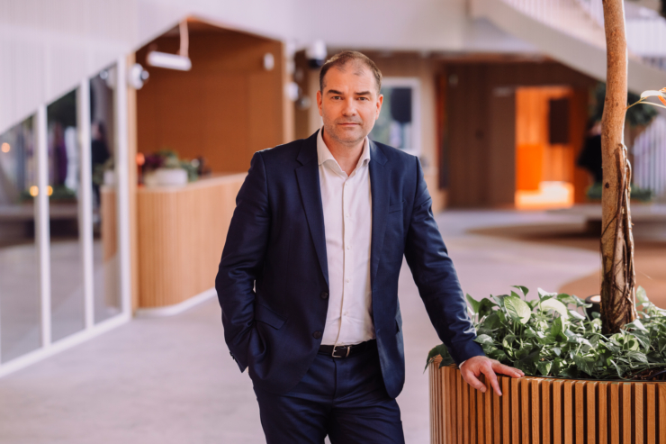 Fotol seisab Swedbanki kõneisik Andres Tukk