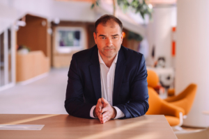 Fotol seisab Swedbanki kõneisik Andres Tukk