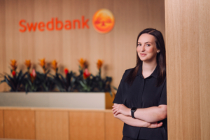 Fotol seisab Swedbanki kõneisik Anette Kink