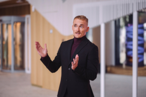 Fotol seisab Swedbanki kõneisik Eivo Kisand