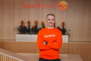 Fotol nõjatub vastu lauda Swedbanki kõneisik Eivo Kisand