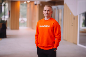 Fotol seisab Swedbanki kõneisik Eivo Kisand