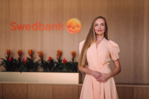 Fotol seisab Swedbanki kõneisik Eneli Nairis