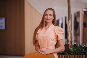 Fotol seisab Swedbanki kõneisik Eneli Nairis