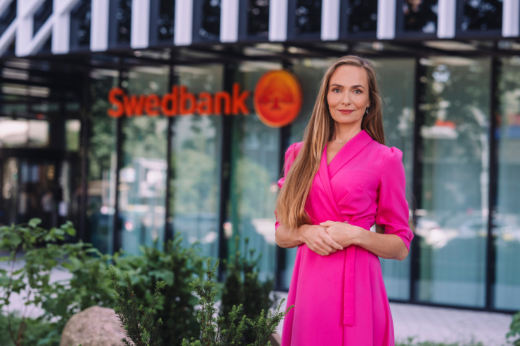 Fotol seisab Swedbanki kõneisik Eneli Nairis