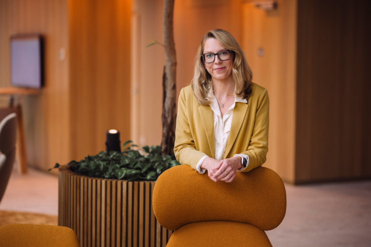 Fotol seisab Swedbanki kõneisik Heleriin Adelbert