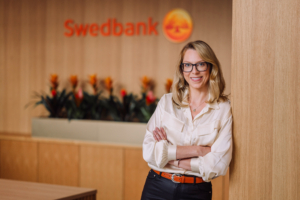 Fotol seisab Swedbanki kõneisik Heleriin Adelbert