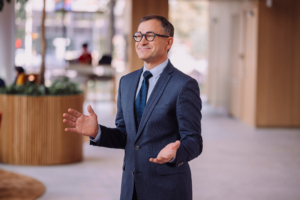 Fotol seisab Swedbanki kõneisik Janis Pugri