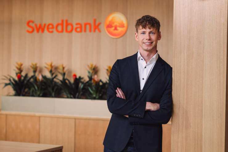 Fotol seisab Swedbanki kõneisik Jörgen Martin