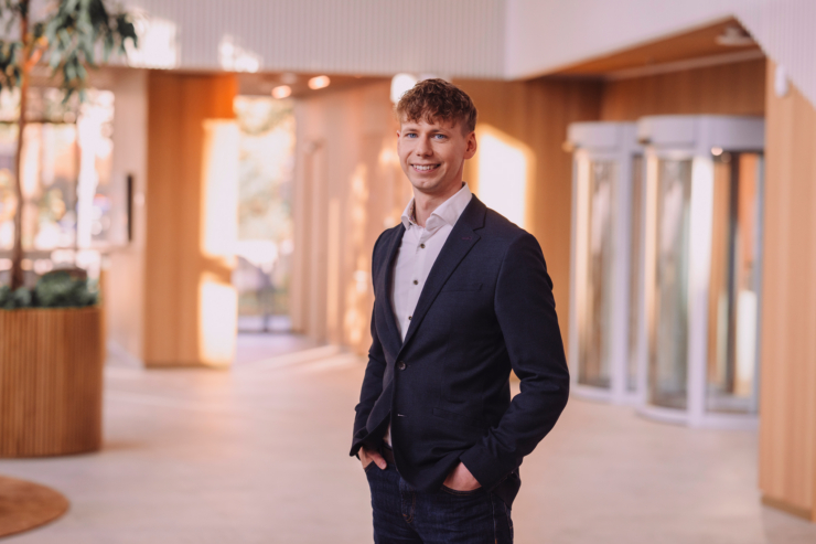 Fotol seisab Swedbanki kõneisik Jörgen Martin