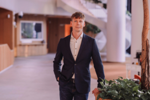 Fotol seisab Swedbanki kõneisik Jörgen Martin