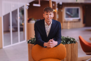 Fotol seisab Swedbanki kõneisik Jörgen Martin