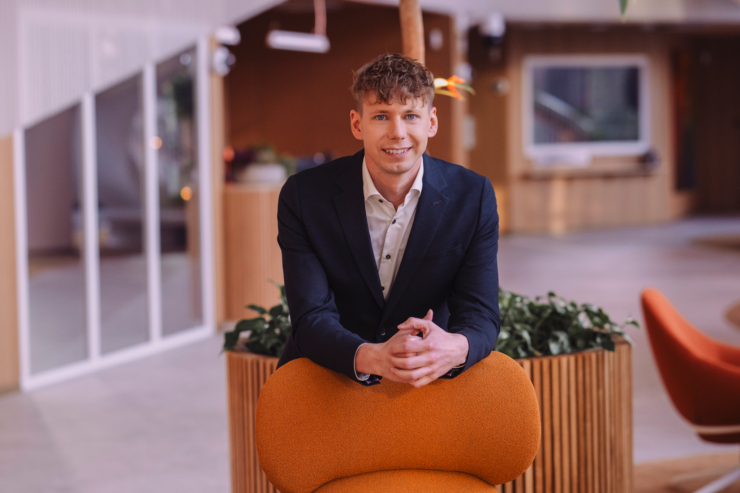 Fotol seisab Swedbanki kõneisik Jörgen Martin