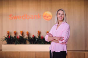 Fotol seisab Swedbanki kõneisik Katrin Meos
