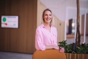 Fotol seisab Swedbanki kõneisik Katrin Meos