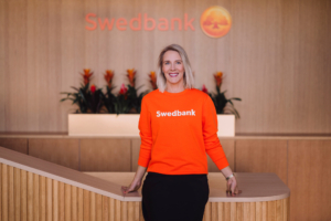Fotol seisab Swedbanki kõneisik Katrin Meos