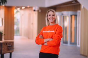 Fotol seisab Swedbanki kõneisik Katrin Meos