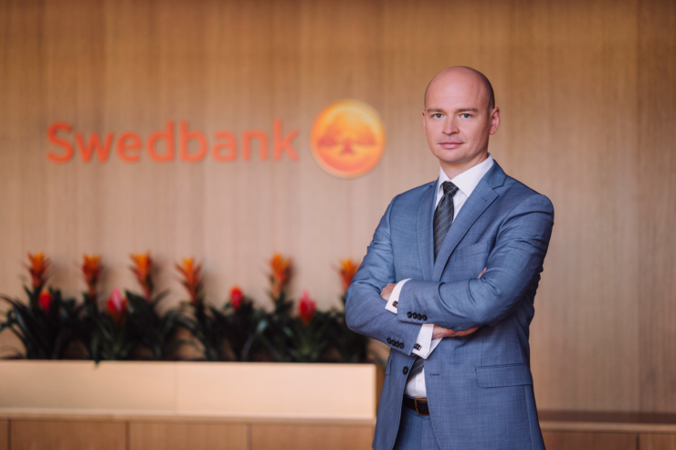 Fotol seisab Swedbanki kõneisik Meelis Kadarpik