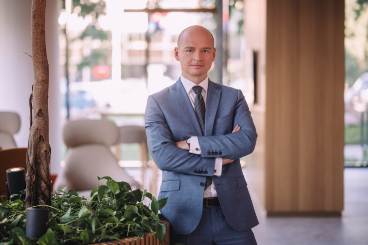 Fotol seisab Swedbanki kõneisik Meelis Kadarpik