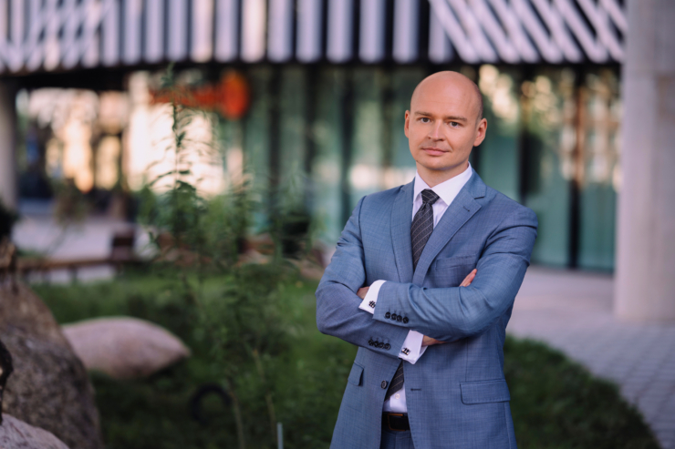 Fotol seisab Swedbanki kõneisik Meelis Kadarpik